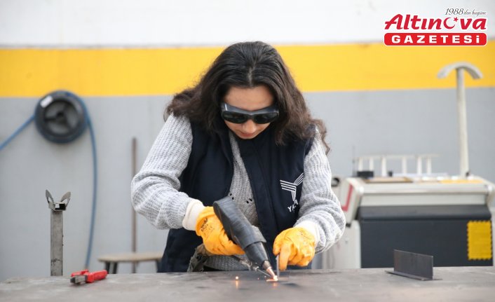 Makine mühendisliği öğrencisi İkra Özdemir babasının kaynakçı atölyesini devralmaya hazırlanıyor