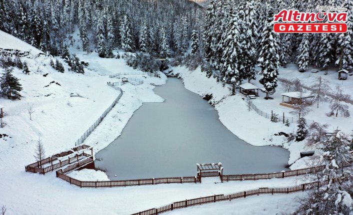 Mevsimin ilk karıyla gelinliğini giyen Deresökü Orman Parkı'nda görsel şölen oluştu