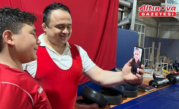 Milli güreşçi Rıza Kayaalp'ten Vezirköprülü sporculara moral desteği