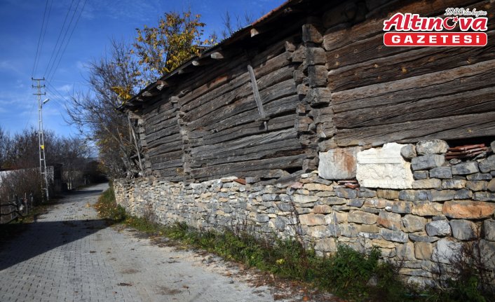 Roma dönemine ait tapınaktaki kabartmalı taşlar köydeki eski yapıları süslüyor