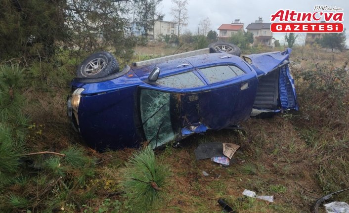 Samsun'da devrilen otomobilin sürücüsü yaralandı