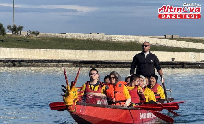 Samsun'da Dragon Bot Yarışları'nda engelli sporcular kürek çekti