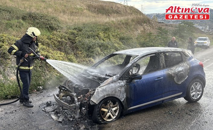 Samsunsporlu oyuncu Musaba'nın kullandığı otomobil seyir halindeyken alev aldı