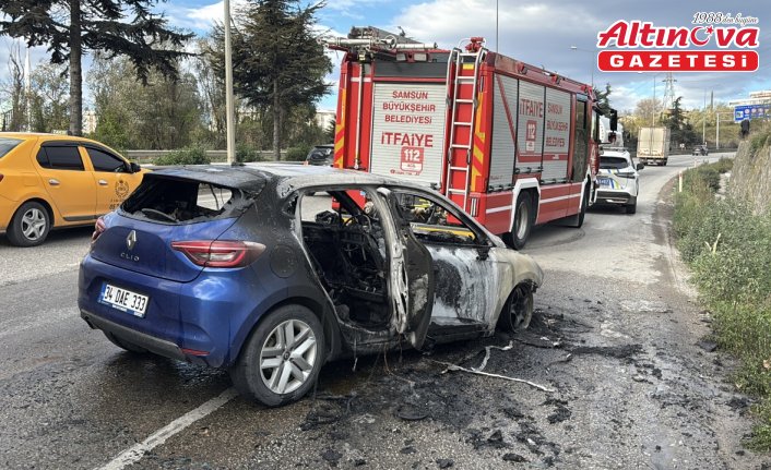 Samsunsporlu oyuncu Musaba'nın kullandığı otomobil seyir halindeyken alev aldı