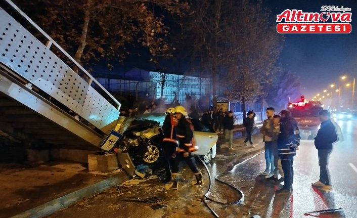 Sinop'ta yaya üst geçidine çarpan otomobildeki 4 kişi yaralandı