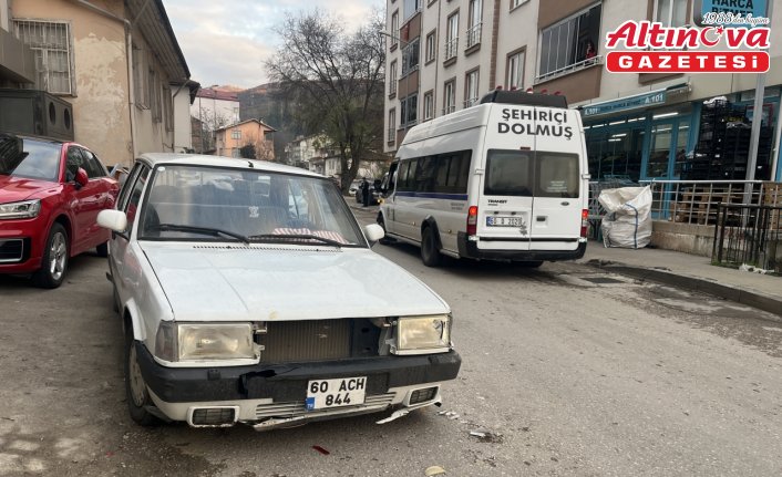 Tokat’ta “dur“ ihtarına uymayan otomobilin çarptığı jandarma personeli yaralandı