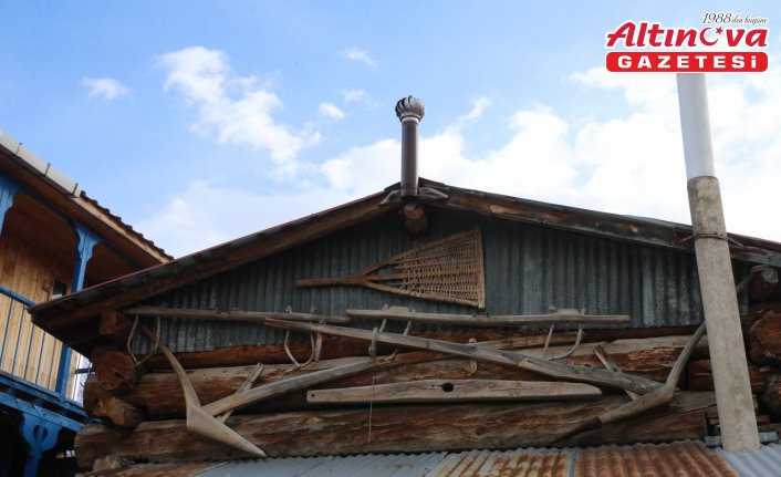 Tokat'ta topladığı 2 binden fazla eski eşyayı bahçesinde ve deposunda sergiliyor