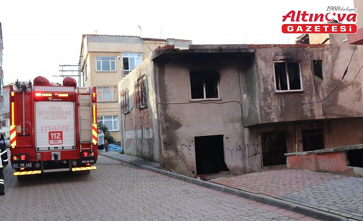 Ünye'de metruk evde çıkan yangın söndürüldü