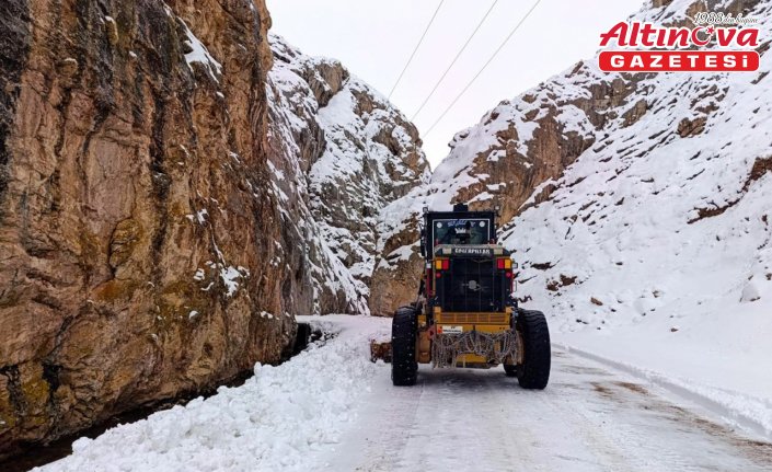 Van'da kırsalda karla mücadele sürüyor