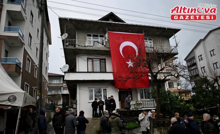 Yalova'da şehit olan polis memuru Turgut Külünk'ün Düzce'deki babaevine Türk bayrağı asıldı