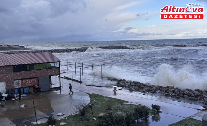 Zonguldak'ta kuvvetli rüzgar nedeniyle taşan deniz Kozlu Limanı'nı su altında bıraktı