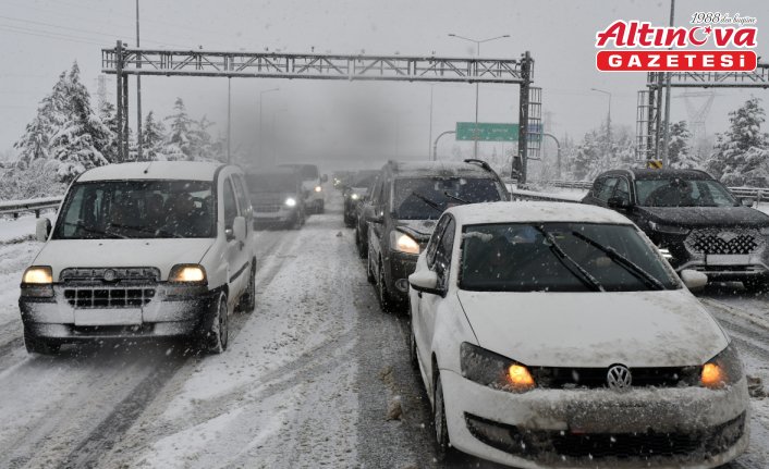 Anadolu Otoyolu Bolu kesimi İstanbul istikameti, makaslayan tır nedeniyle ulaşıma kapatıldı