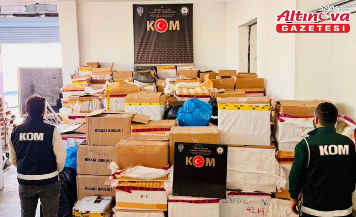 Artvin'de tırda 300 milyon liralık kaçak parfüm ve takviye ürünü ele geçirildi