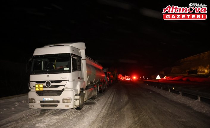 Bayburt'ta kar ve tipi nedeniyle ulaşım güçlükle sağlanıyor