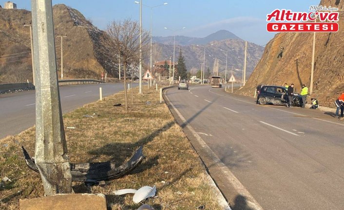 Çorum'da aydınlatma direğine çarpan otomobildeki 3 doktor yaralandı