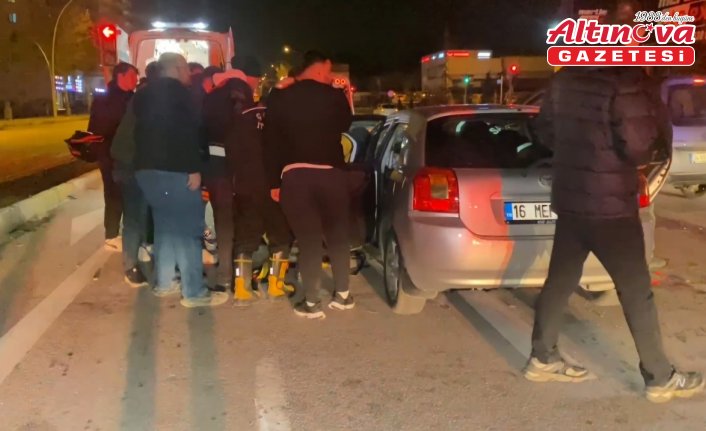 Çorum'da kırmızı ışıkta bekleyen çekiciye çarpan otomobilin sürücüsü yaralandı