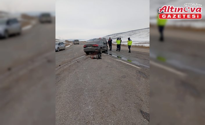 Çorum'da yol kenarındaki toprak zemine çarpan aracın sürücüsü yaralandı