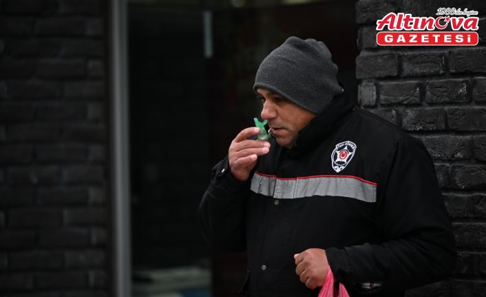 Düzce'de görme engelli seyyar satıcı, 20 yıldır aynı noktada çocukları sevindiriyor