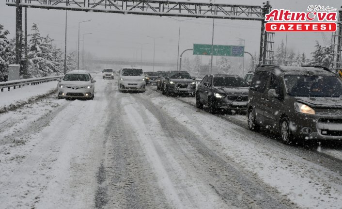 Makaslayan tır nedeniyle ulaşıma kapatılan Anadolu Otoyolu Bolu kesimi İstanbul istikameti açıldı