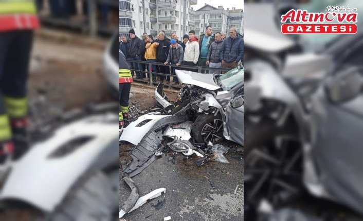Ordu'da iki otomobilin çarpıştığı kazada 1 kişi öldü, 4 kişi yaralandı
