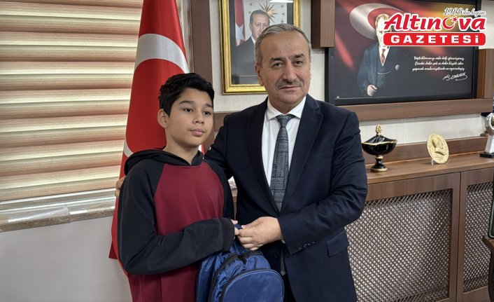 Karabük'te okula giderken kar yağışı altında saygı duruşunda bulunan öğrenci ödüllendirildi