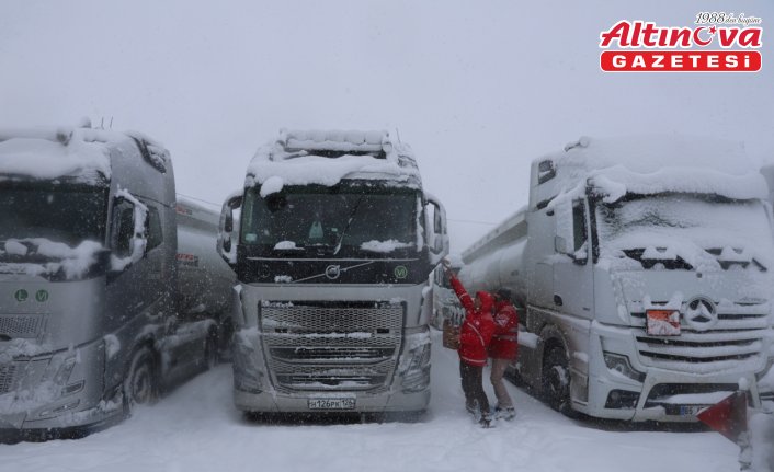 Kop Dağı Geçidi'nde kar ve tipi ulaşımda aksamalara yol açıyor