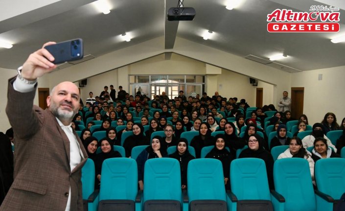 RTÜK Üyesi Davulcu, Çorum'da öğrencilerle dijital çağın fırsat ve risklerini konuştu