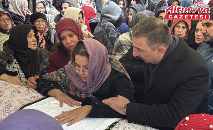 Zonguldak'ta nefes borusuna elma parçası kaçması sonucu ölen kadın defnedildi