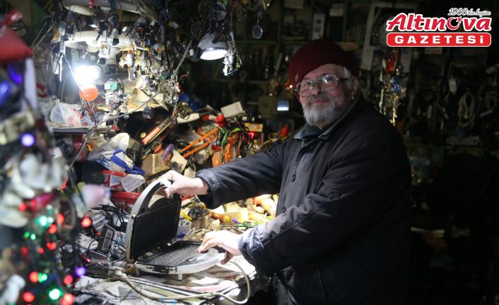72 yaşındaki Veysel usta küçük dükkanındaki binlerce malzemenin arasından aradığını bularak tamir yapabiliyor