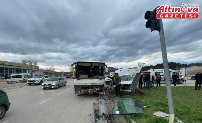 Amasya'da midibüs ile hafif ticari aracın çarpıştığı kazada 6 kişi yaralandı