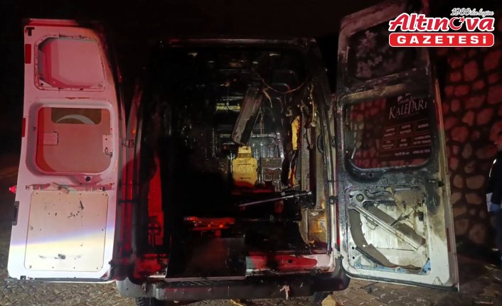 Amasya'da seyir halindeyken yangın çıkan nakil aracındaki hasta ile refakatçileri kurtarıldı