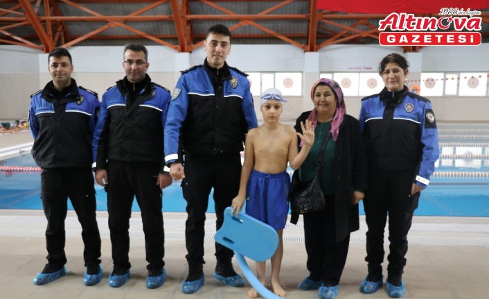 Amasya'da yüzme kursunun son gününü kaçıran Ayaz'ın isteğini polis yerine getirdi