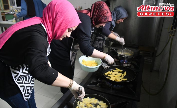 Anne ve babalar “güçlü aile“ için çocuklarıyla mutfakta ve sahada buluşuyor