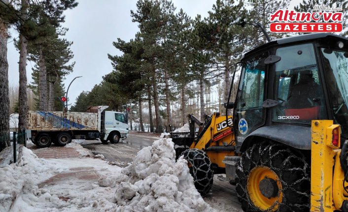 Başçiftlik ilçe merkezinde kar temizliği çalışmaları devam ediyor