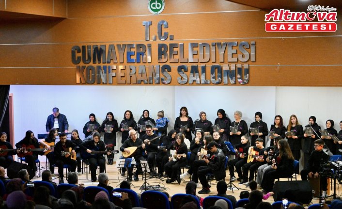 Belediye başkanının bağlamasıyla eşlik ettiği ilçe halk korosu unutulmaz şarkıları seslendiriyor