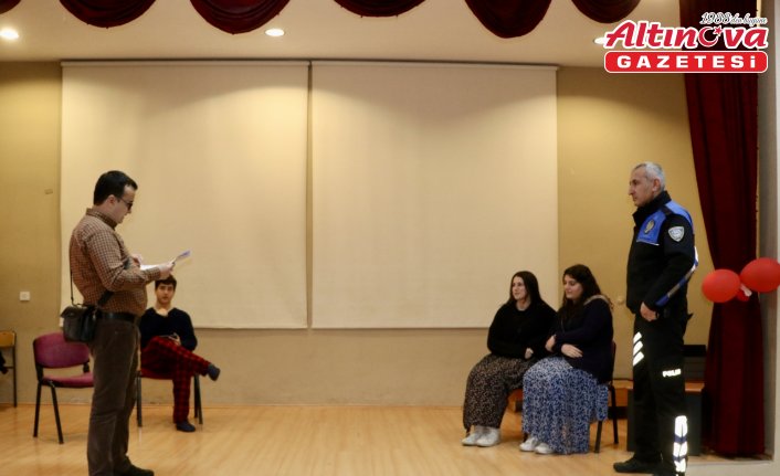 “Boş Sandalye“ adlı tiyatro oyunuyla çocukları suça sürükleyen nedenlere dikkat çekiliyor