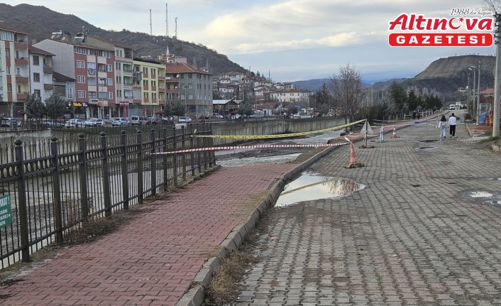 Çorum'da çay yatağı kenarındaki istinat duvarı çöktü
