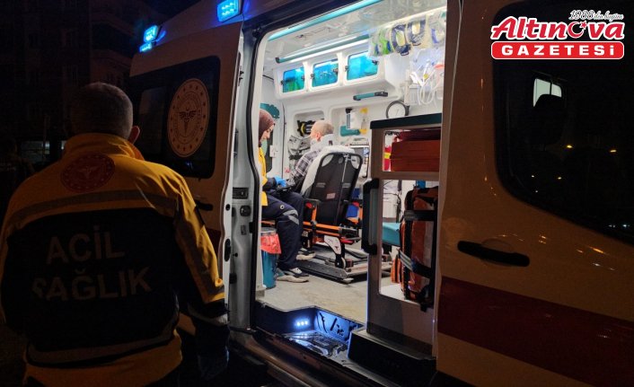 Çorum'da hafif ticari araç ile otomobilin çarpıştığı kazada 3 kişi yaralandı