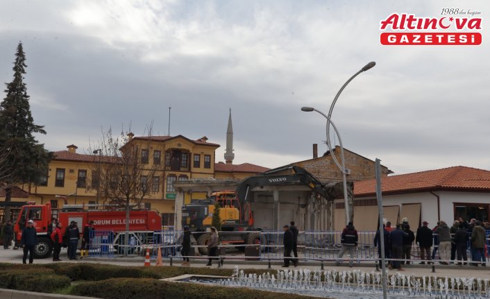 Çorum'da “Tarihi Kent Meydanı Projesi“nde kamulaştırılan son yapının yıkımına başlandı