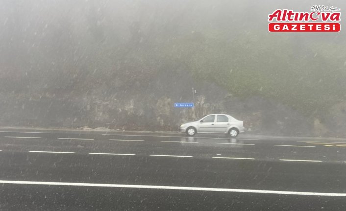 D-100 kara yolunun Bolu Dağı geçişinde sis ve sağanak etkili oldu