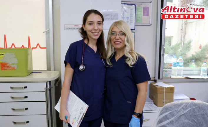 Genç doktor aynı hastanede hemşire annesiyle omuz omuza görev yapıyor