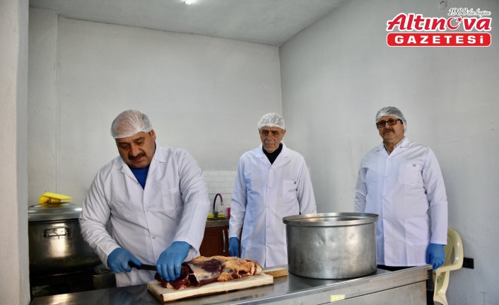 Muhtarlık ofisini yemekhaneye çeviren mahalleli yaklaşık 150 yaşlıya iftarlık hazırlıyor