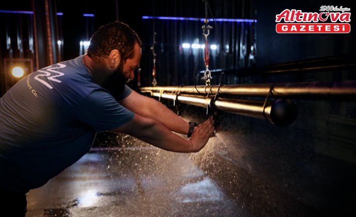 Operanın görünmez kahramanları “Singin' in the Rain“ müzikali için yoğun çaba harcıyor