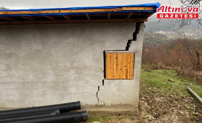 Sinop'ta heyelan sonucu bir ahır hasar gördü, yolda çökme oluştu