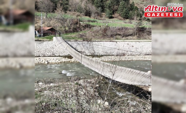 Sinop'ta rüzgar nedeniyle dönen asma ahşap köprüden düşen 2 kişi yaralandı