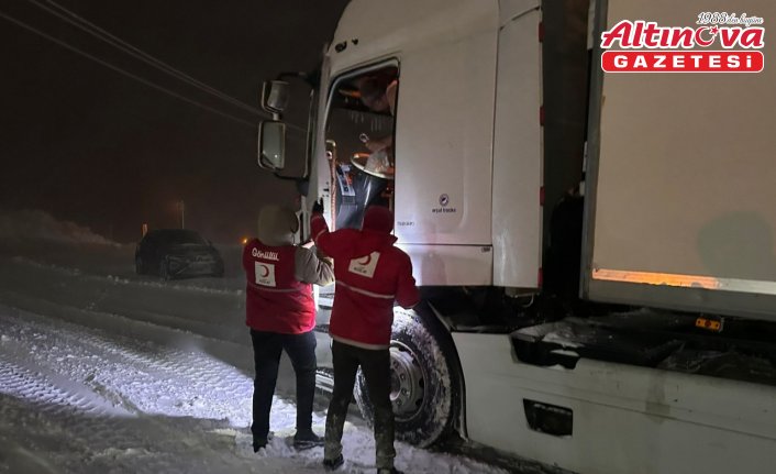 Tokat-Sivas kara yolunda kar nedeniyle yolda kalanlara AFAD ve Kızılay kumanya dağıttı