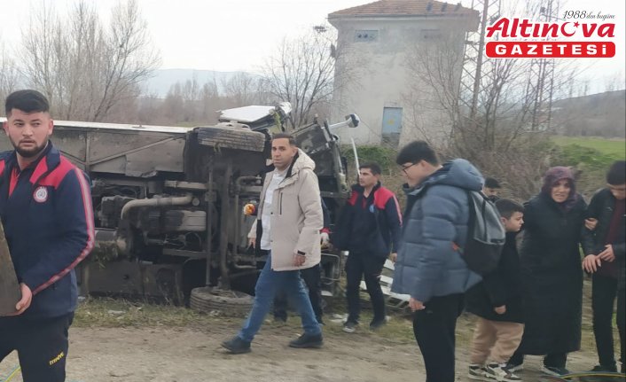 Tokat'ta öğrencileri taşıyan minibüs ile otomobilin çarpıştığı kazada 22 kişi yaralandı