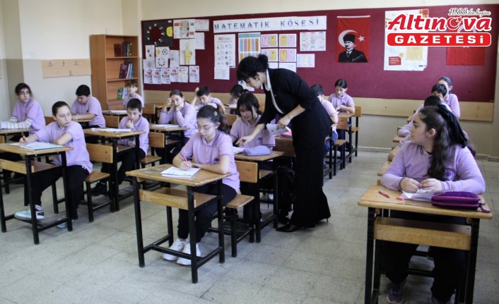 Tuğçe öğretmen öğrencilerine ders saati dışında gönüllü olarak matematik kursu veriyor