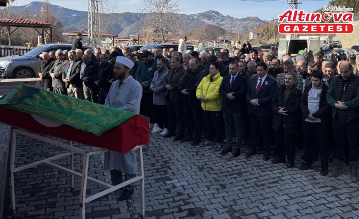 Vefat eden eski milli kadın futbolcu Nurcan Çelik, Artvin'de toprağa verildi