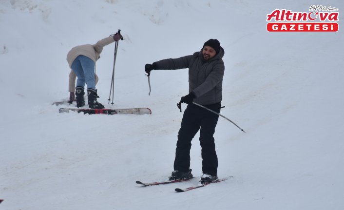 Zigana Kayak Merkezi'nde yarıyıl tatilinin son gününde ziyaretçi yoğunluğu